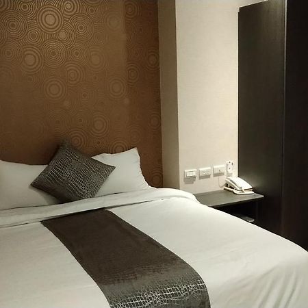 Boston Plus Hotel Chiayi City Exteriör bild