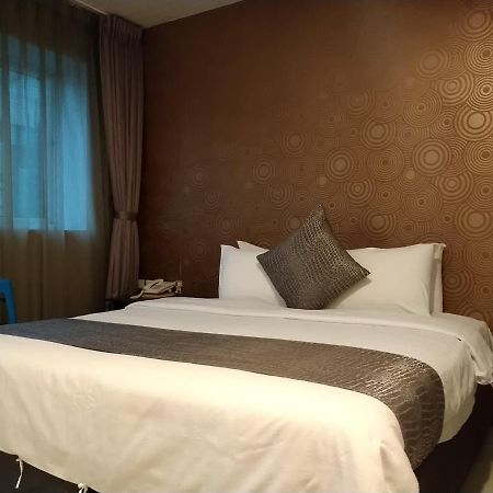 Boston Plus Hotel Chiayi City Exteriör bild