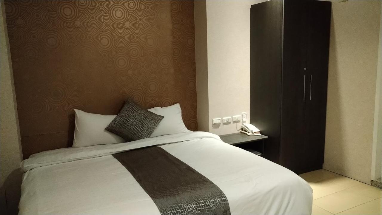 Boston Plus Hotel Chiayi City Exteriör bild