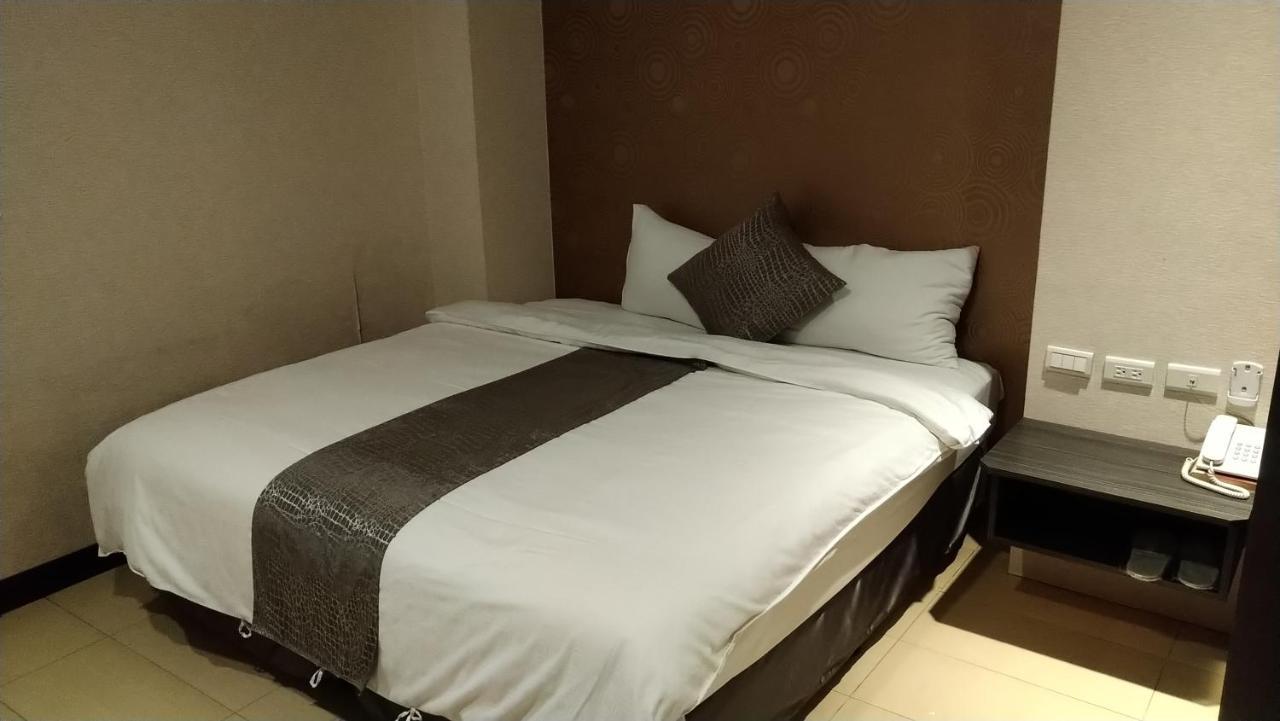 Boston Plus Hotel Chiayi City Exteriör bild