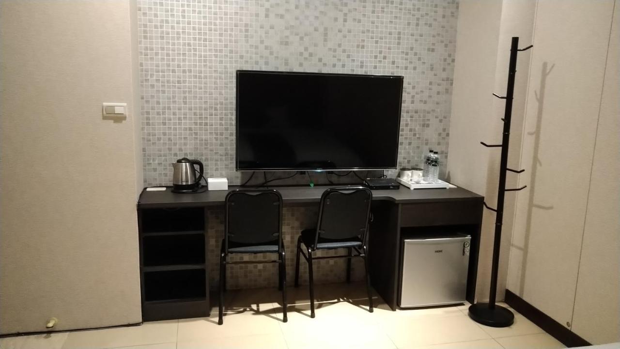 Boston Plus Hotel Chiayi City Exteriör bild