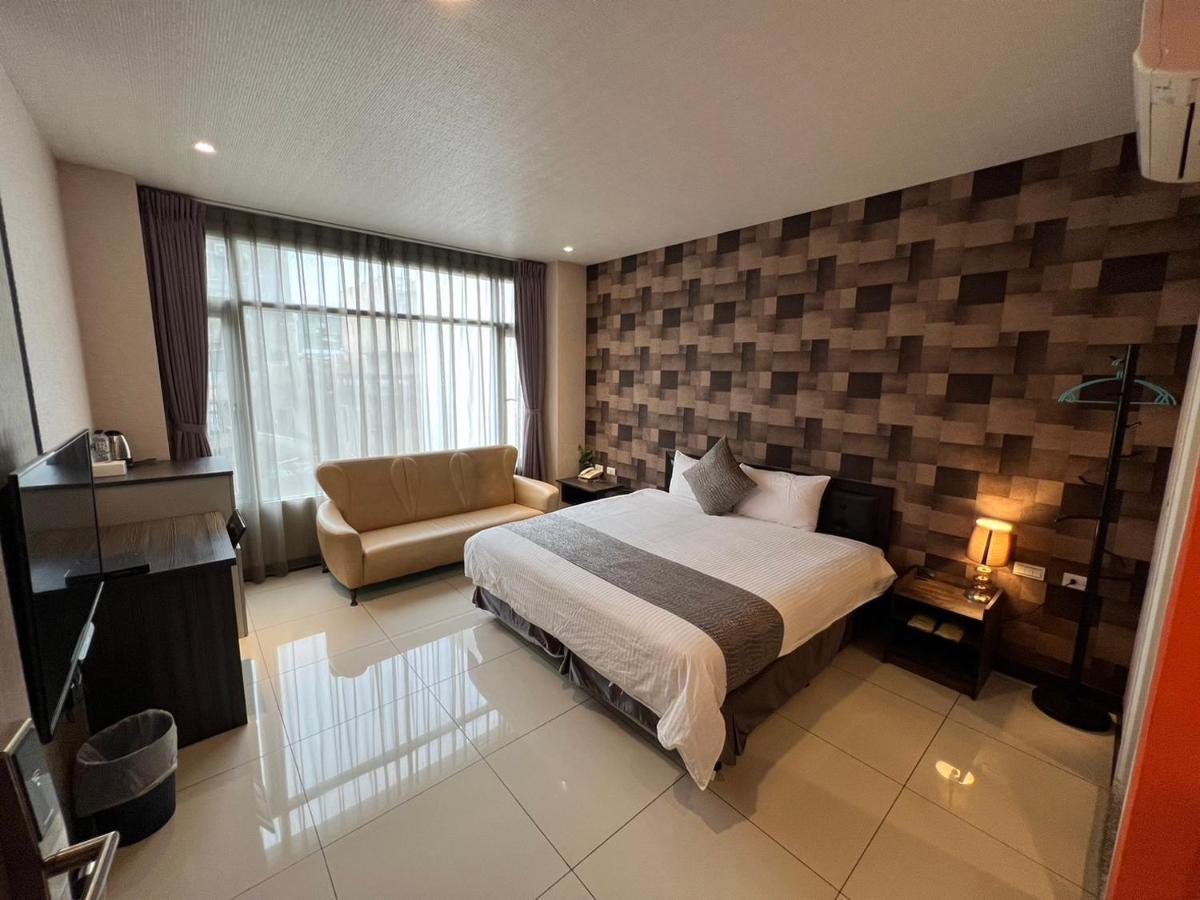 Boston Plus Hotel Chiayi City Exteriör bild