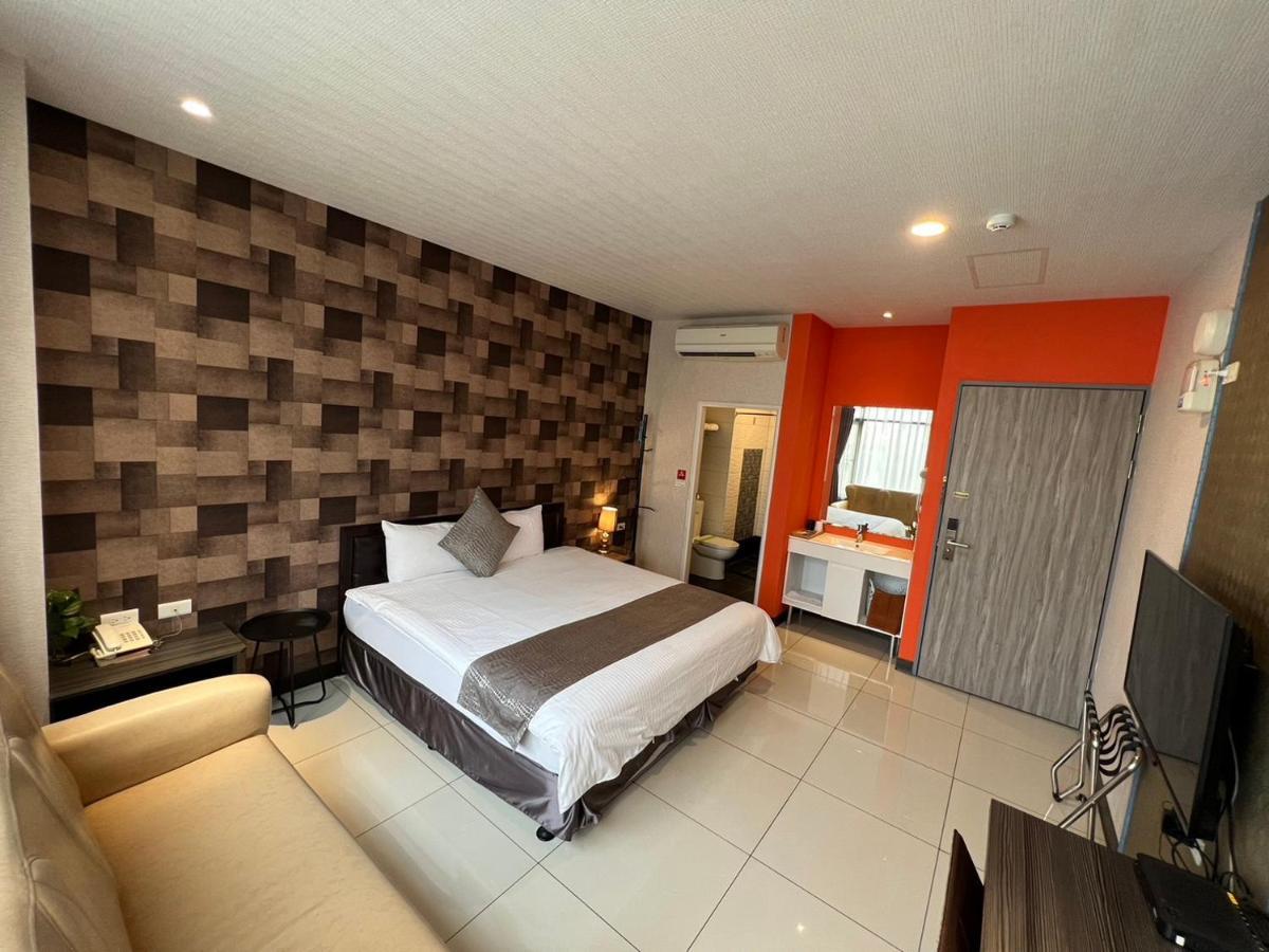 Boston Plus Hotel Chiayi City Exteriör bild