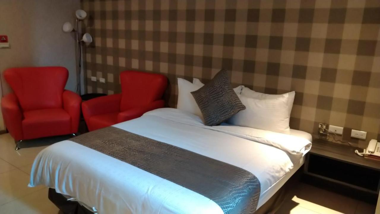 Boston Plus Hotel Chiayi City Exteriör bild