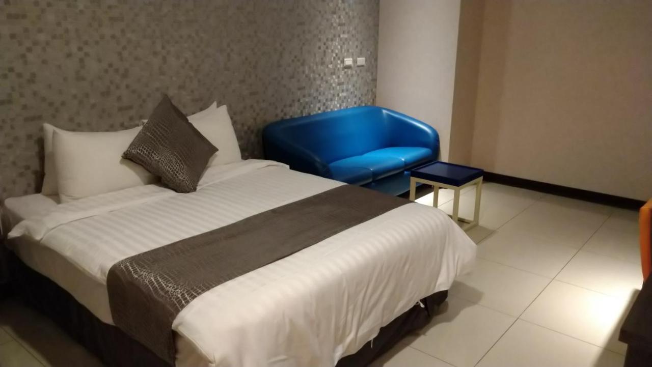Boston Plus Hotel Chiayi City Exteriör bild