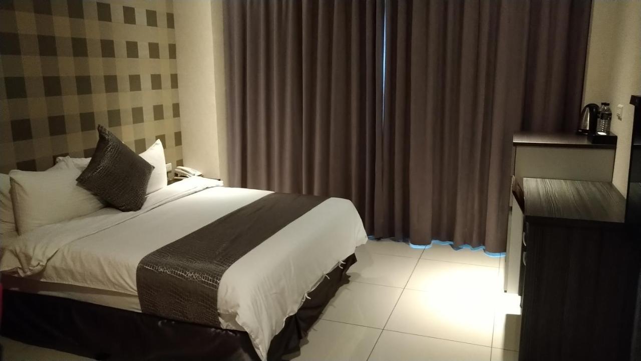 Boston Plus Hotel Chiayi City Exteriör bild