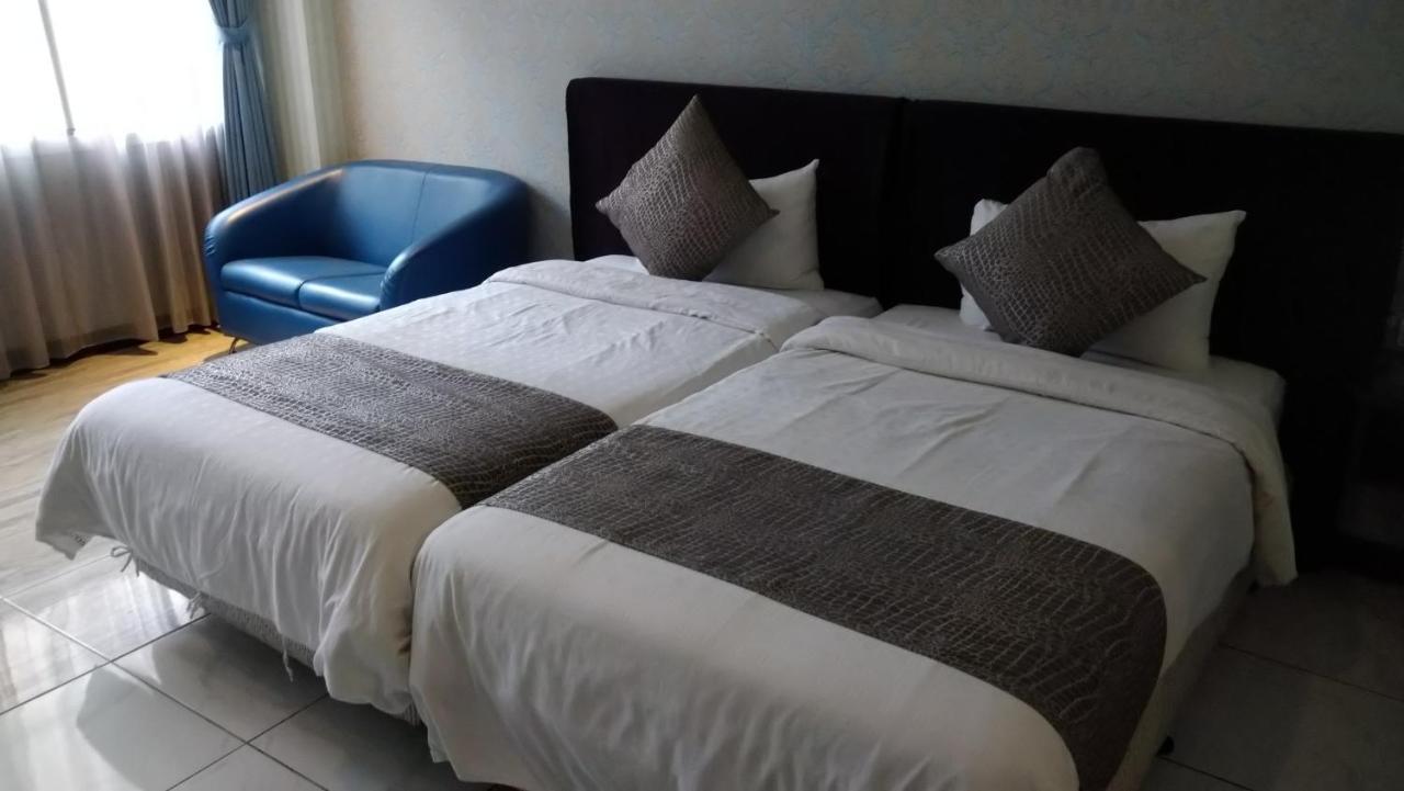 Boston Plus Hotel Chiayi City Exteriör bild