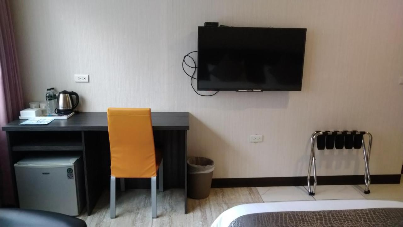 Boston Plus Hotel Chiayi City Exteriör bild