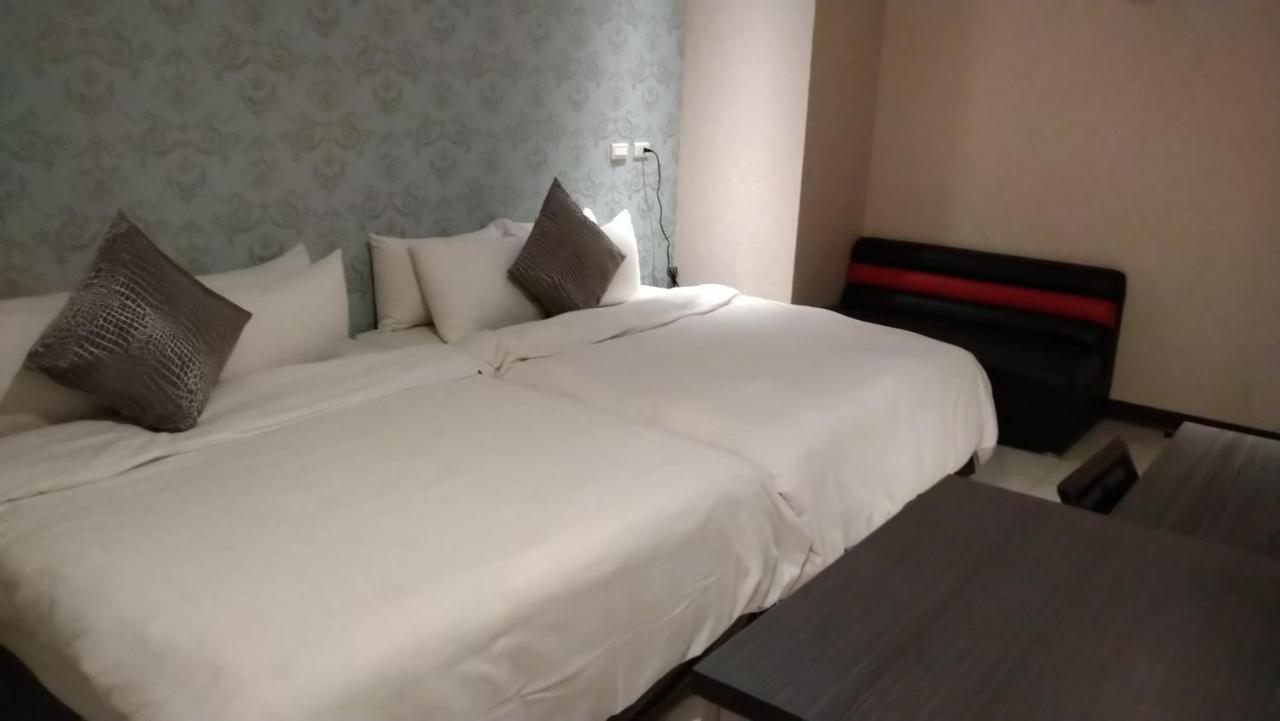 Boston Plus Hotel Chiayi City Exteriör bild