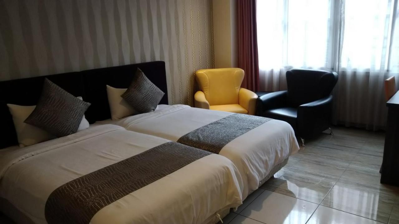 Boston Plus Hotel Chiayi City Exteriör bild